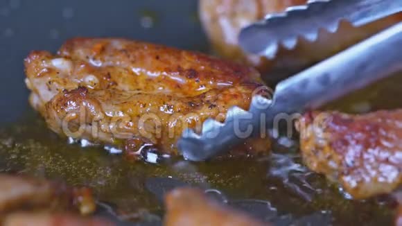 在煎锅上用炸猪排搅拌视频的预览图