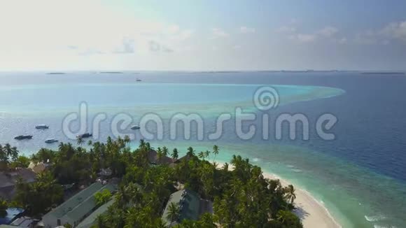 马尔代夫白沙棕榈树和绿松石印度洋热带岛屿度假酒店的空中全景视频的预览图