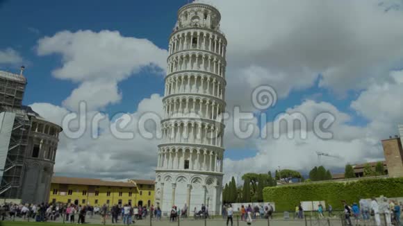 意大利比萨斜塔游客欣赏著名地标游览视频的预览图