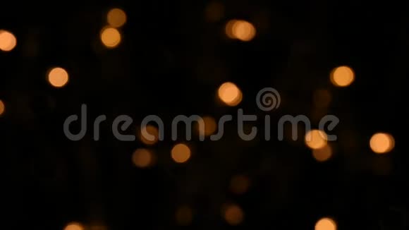 暗夜庆典中模糊的圆圈闪烁着灯光视频的预览图