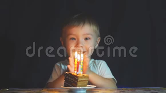 快乐可爱的孩子庆祝他的生日视频的预览图