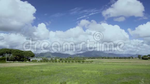 意大利美丽的风景草坪高山和多云的天空夏季视频的预览图