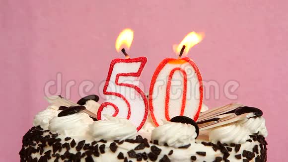 50岁生日快乐背景为粉色的蛋糕和蜡烛视频的预览图