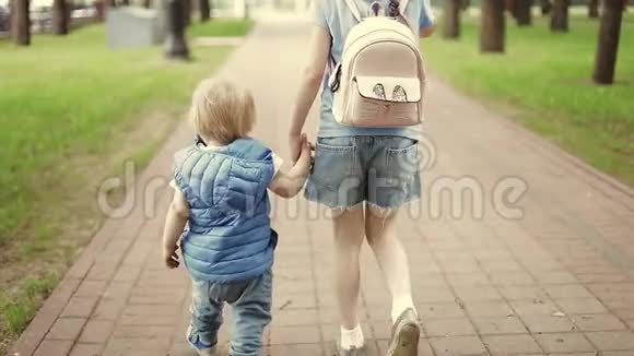 一个小女孩和一个男孩在公园里散步视频的预览图