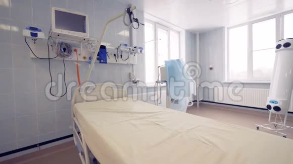 拥有单人床和现代医疗设备的医院房间的一般视图视频的预览图