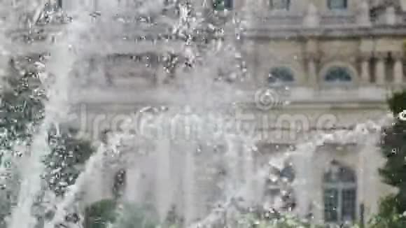 卢森堡宫前的泼水喷泉景色美不胜收视频的预览图