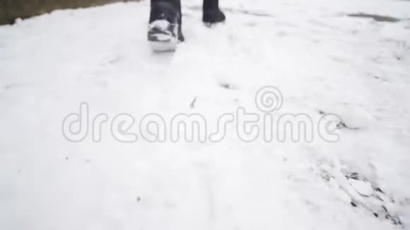 人脚在雪地上行走的特写镜头视频的预览图
