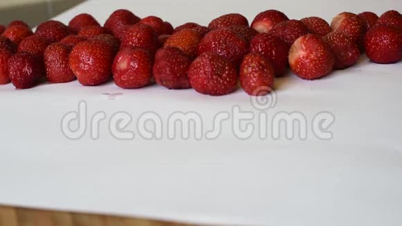 准备草莓供进一步使用视频的预览图