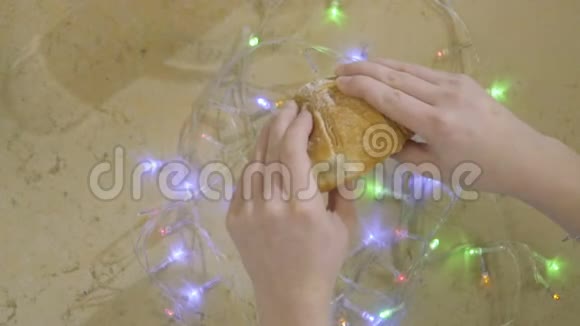女性打破巧克力牛角面包视频的预览图