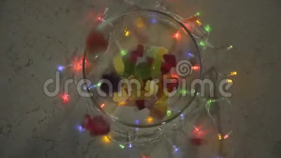 五颜六色的果冻糖果在慢镜头下掉进玻璃碗里视频的预览图