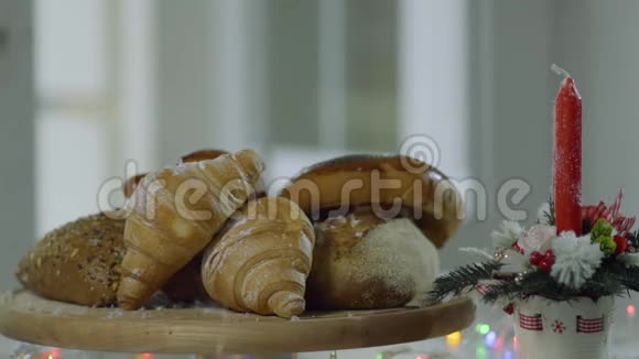 装饰雪落在砧板上的面包上视频的预览图