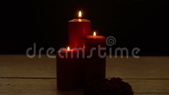三盏红烛灯和玫瑰视频的预览图