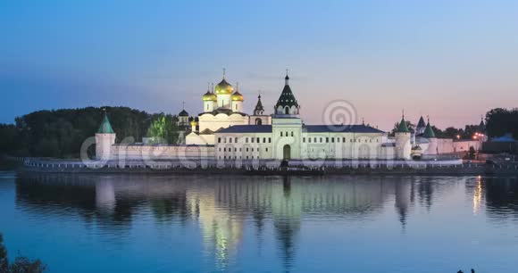 伊帕蒂耶夫修道院黄昏时分在水中倒影科斯特罗玛视频的预览图