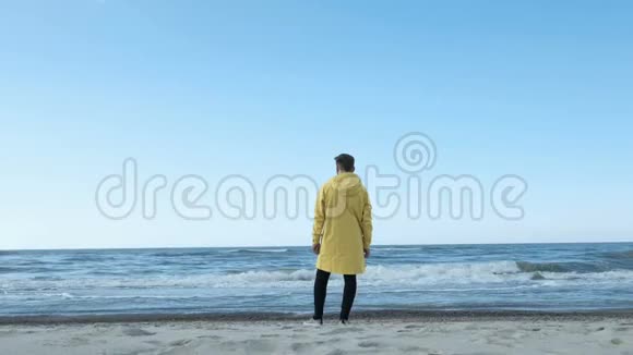 穿雨衣和海边的人的后景视频的预览图