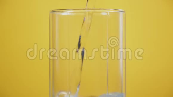 在玻璃黄色背景的清爽饮料中加入气泡的苏打水视频的预览图