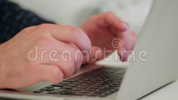 男人的手在笔记本电脑上打字视频的预览图