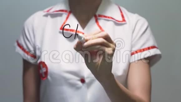 护理计划女医生在透明屏幕上书写视频的预览图