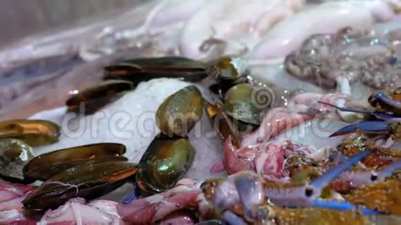 新鲜海鱼螃蟹各种海鲜在街上商店的柜台上出售视频的预览图