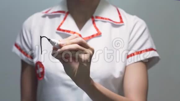 染色女医生在透明屏幕上书写视频的预览图