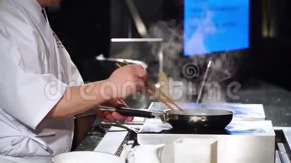 厨师在客人面前的一家豪华餐厅准备饭菜视频的预览图
