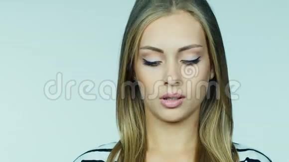 一位年轻女子的肖像头痛视频的预览图