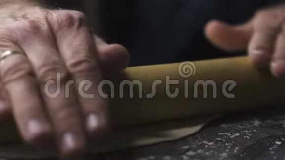擀面团木制擀面杖和手视频视频的预览图