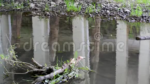 钢筋混凝土柱子倒映在水中视频的预览图