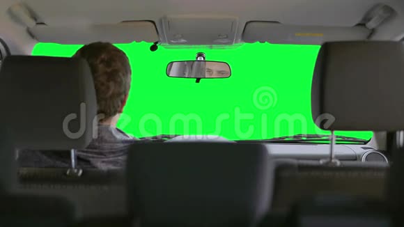 男人在绿色背景下驾驶汽车视频的预览图