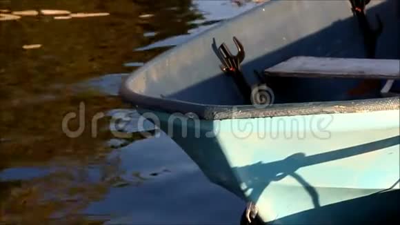 蓝色的小船水中有秋色视频的预览图