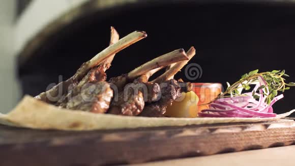 美味的烤肋排装饰放在食物架上视频的预览图