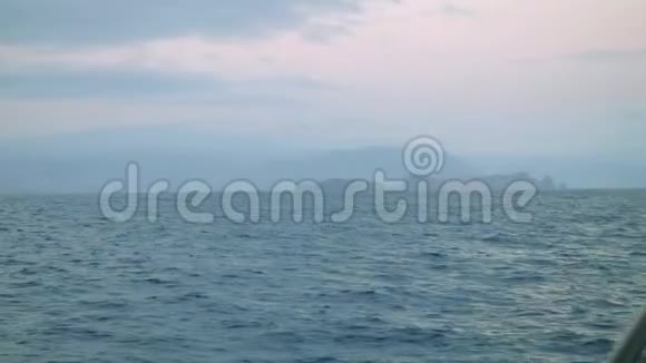 从帆船上看雾中的马德拉岛视频的预览图