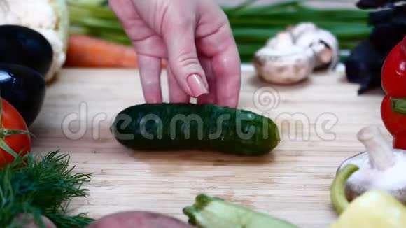 厨师把黄瓜切成两半视频的预览图