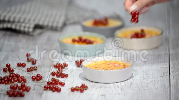 加红醋栗的甜糕点带新鲜浆果的奶油视频的预览图