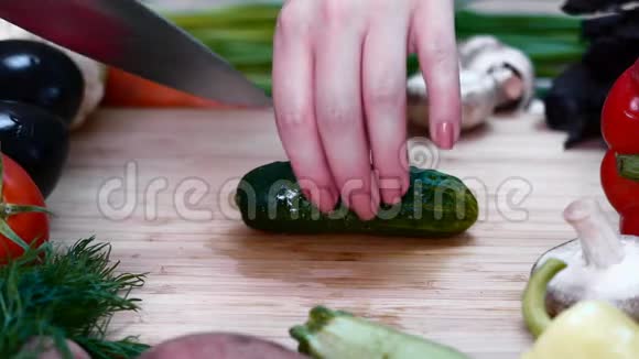 厨师把黄瓜切成两半视频的预览图