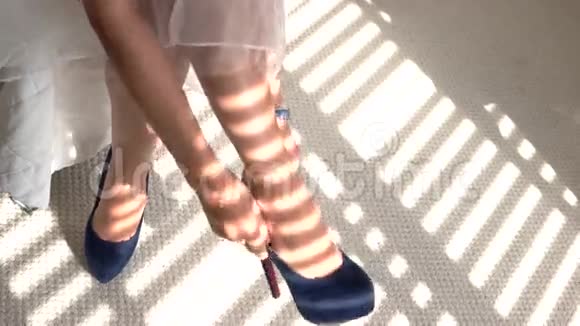 女人双手穿上高跟鞋视频的预览图