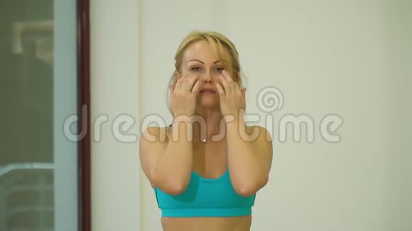 面部按摩女孩通过口腔呼气视频的预览图