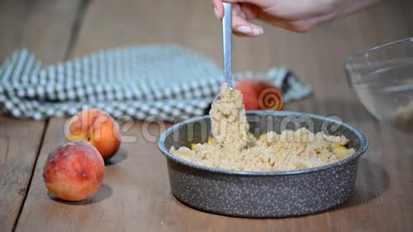 桃碎饼的制作过程夏天的桃子派有面包屑视频的预览图