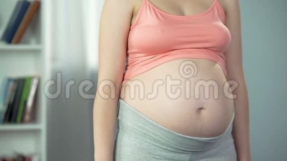 女人用橡皮球按摩怀孕的腹部以放松和减轻压力视频的预览图