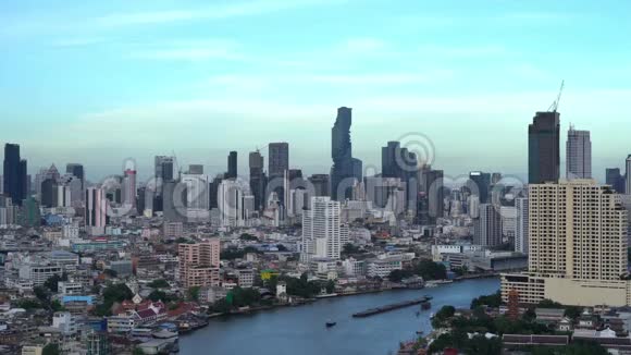 智慧城市金融区摩天大楼和潮芙拉河泰国曼谷市中心中午有蓝天视频的预览图