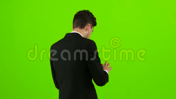 那家伙走在街上把手伸进口袋挥了挥手绿色屏幕背面视频的预览图