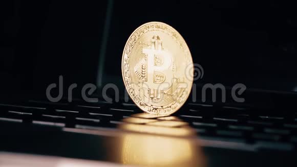 比特币硬币落在笔记本电脑键盘上视频的预览图