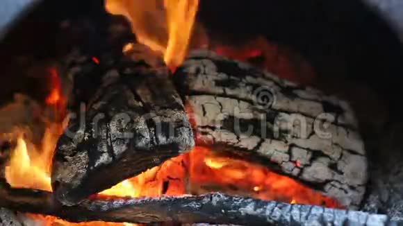 火红热灰烬和火焰壁炉视频的预览图