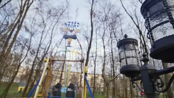 公共在城市的操场上公园院子里五颜六色的操场带有现代儿童游乐场背景的公园视频的预览图