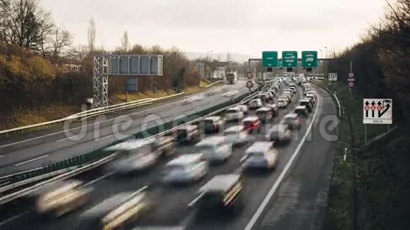 高速公路繁忙的交通时间流逝视频的预览图