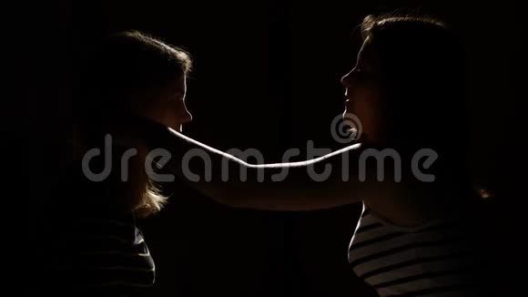 两个女孩梳头视频的预览图