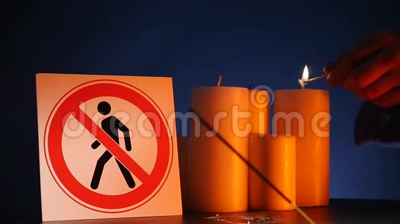 许多燃烧着的蜡烛用黄色的火焰挥舞着人们的入口是禁止黑色的视频的预览图