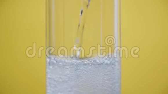 在玻璃黄色背景起泡水中加入气泡的苏打水视频的预览图