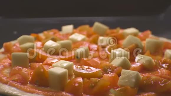 披萨玛格丽塔在烤盘侧面视图视频视频的预览图