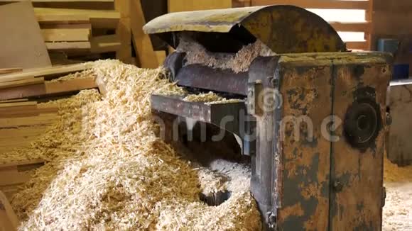 切割木材和锯末的机器视频的预览图