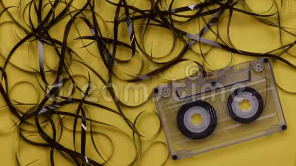 带缠结磁带的复古音乐盒视频的预览图